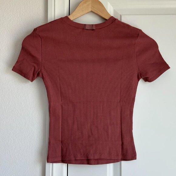 Skims Cotton Rib T-Shirt in Redwood, Size Small - Picture 7 of 8